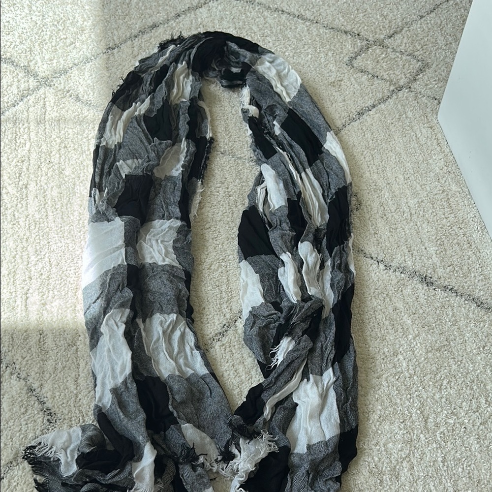 Elegant Black and White Wrap with Timeless Design